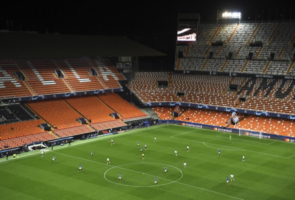 El coronavirus divide al mundo del fútbol
