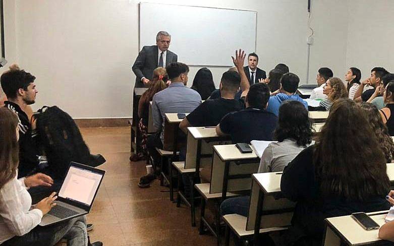 A. Fernández fue a la facultad de derecho de la UBA para dar clases y tomar examen