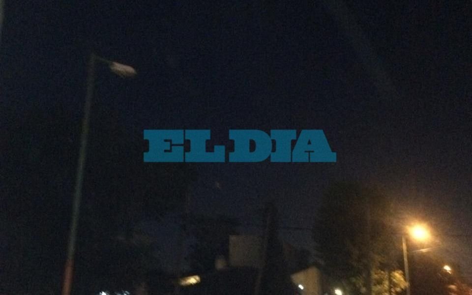 Luminarias sin funcionar hace un mes en 15 y 530
