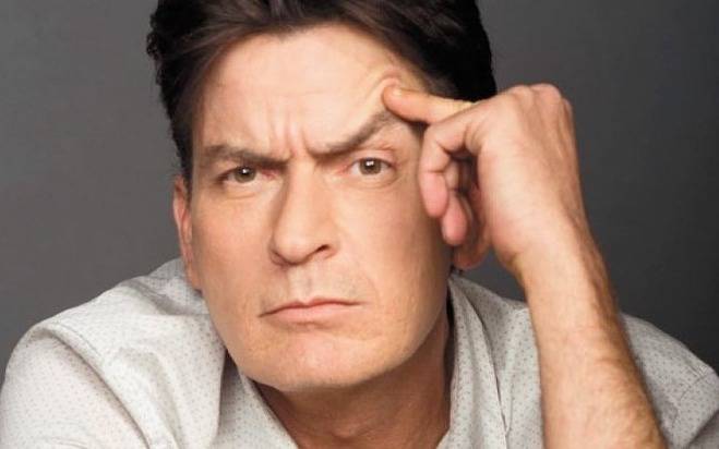 Acusan a Charlie Sheen de violar a Corey Haim cuando era menor