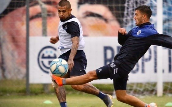 El Lobo entrenó sin Maradona, bajo la lluvia y pensando en Banfield