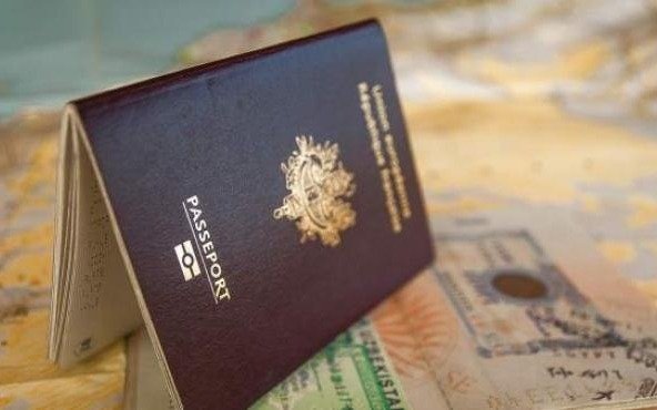 El gobierno establece un visado condicionado y podría prohibir el ingreso desde algunos destinos