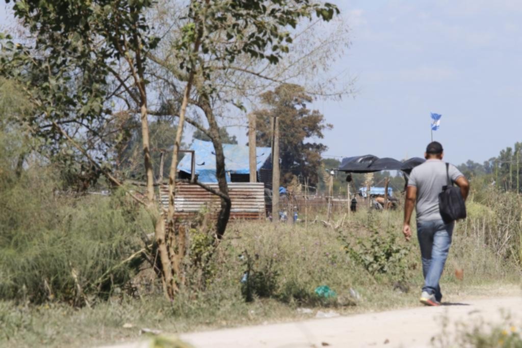 Camionetas 4x4 y más oferta de tierras en la toma de Los Hornos