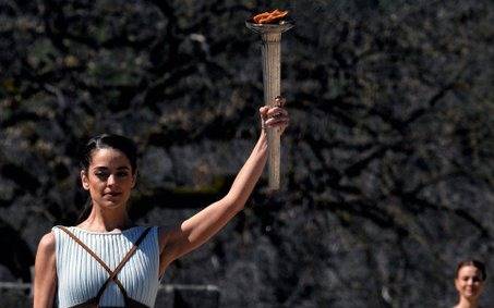 En medio de la psicosis mundial por el coronavirus, se encendió la llama olímpica en Grecia