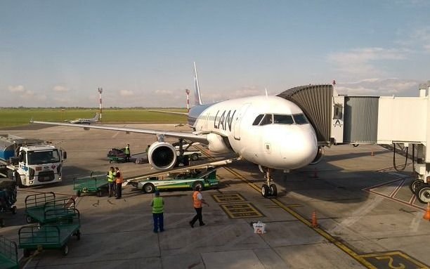 LATAM anunció que reduce 30% la cantidad de vuelos por menos demanda y restricciones