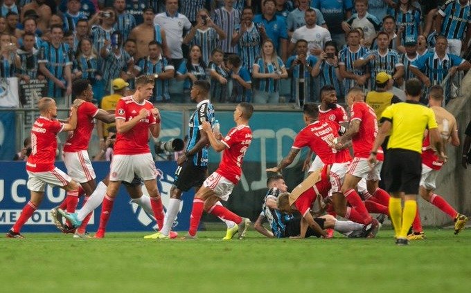 Papelón en Brasil: el clásico Gremio-Inter terminó con incidentes y ocho jugadores expulsados