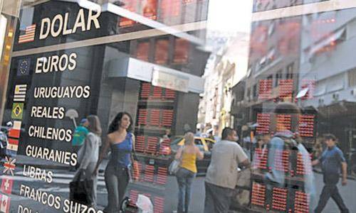 Los mercados siguen en caída libre por la pandemia y el dólar se dispara