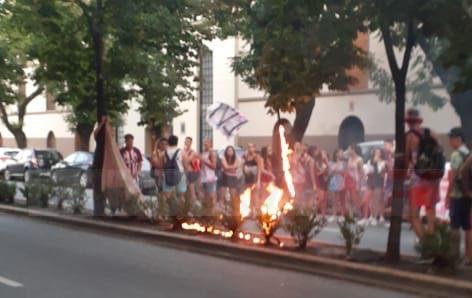 Festejos, fuego y polémica en otro amanecer al ritmo del Último Primer Día de clases