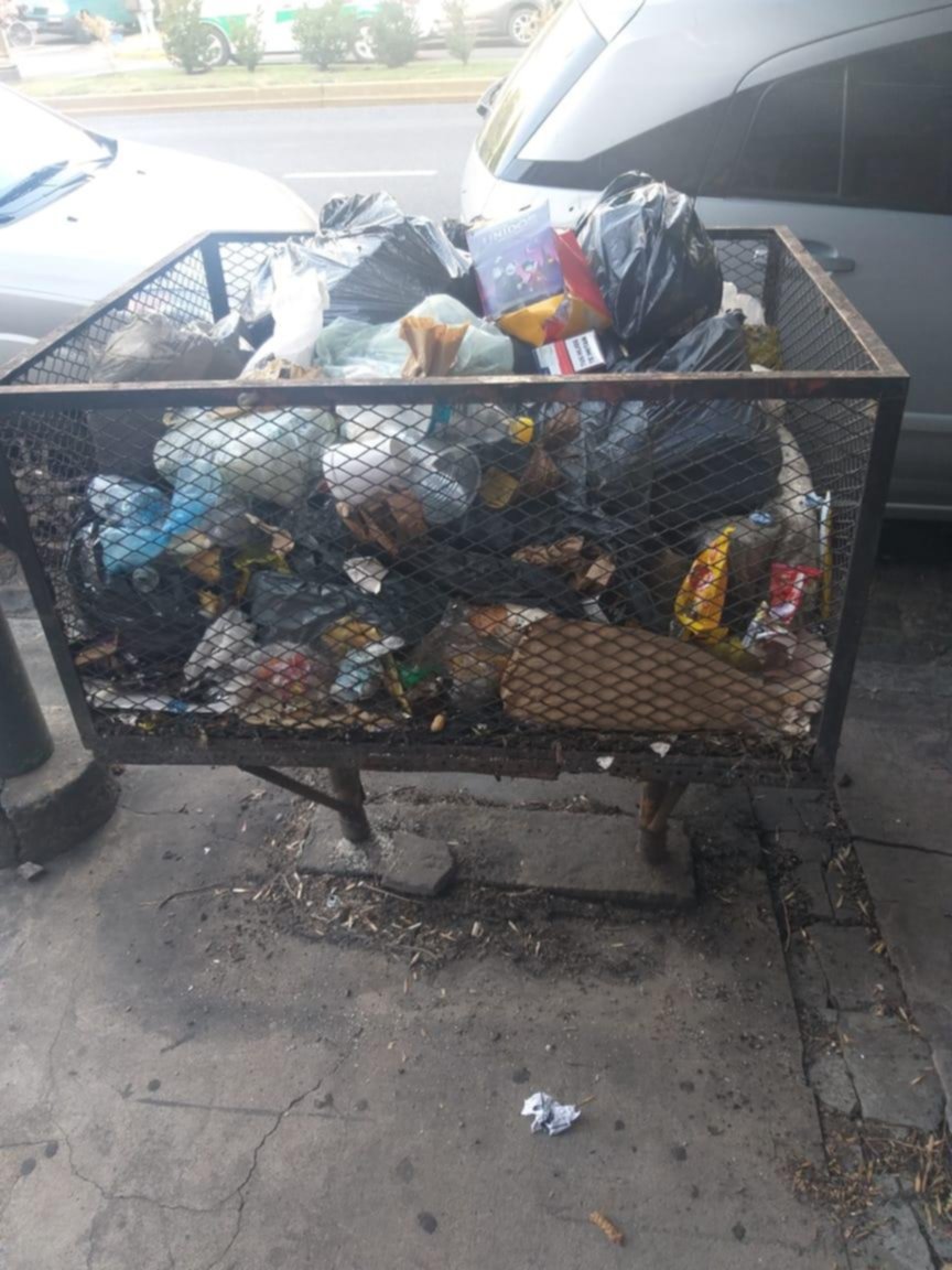 Un cesto con basura de varios días afea la Avenida 44