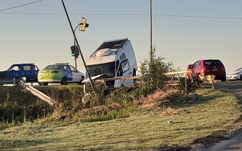 Una combi se estrelló contra una columna de alumbrado en 66 y 30