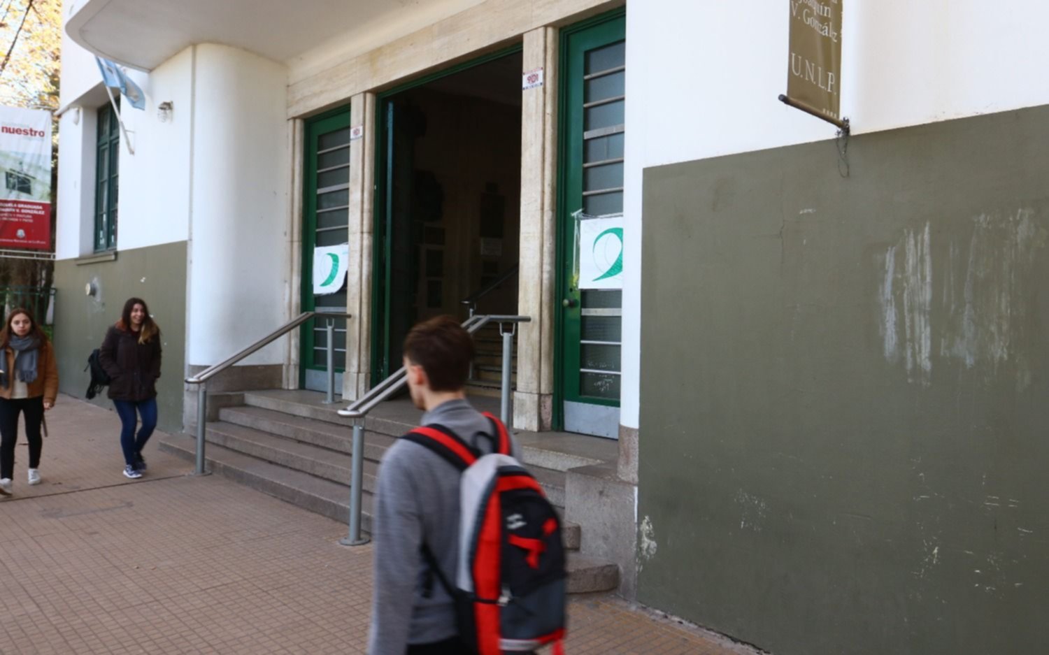 Dos escuelas sin agua: una sin clases y la otra con los chicos sin poder lavarse las manos