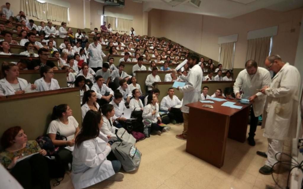 Suspenden actividad en Medicina y la UNLP da "facilidades académicas" a mayores de 65 años