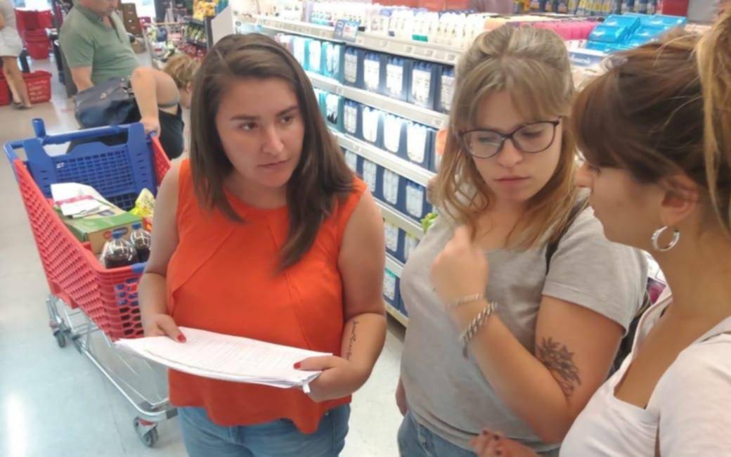 Salieron a controlar supermercados y detectaron que faltan alcohol en gel y repelentes