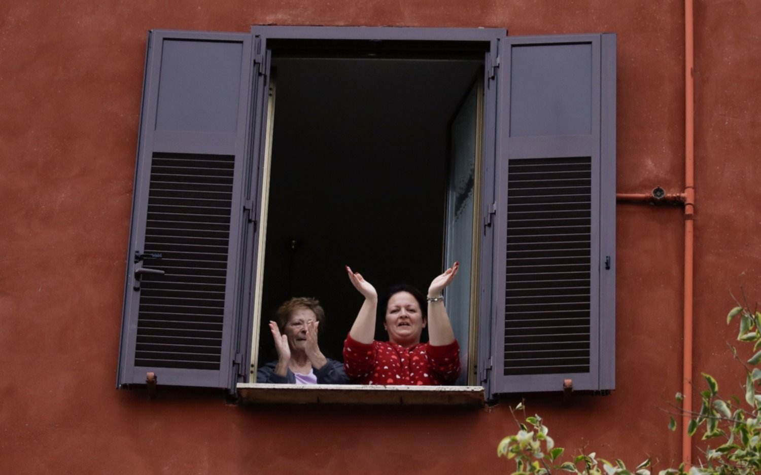 VIDEO.- La buena noticia del covid-19: desde los balcones aplaudieron a médicos en Italia