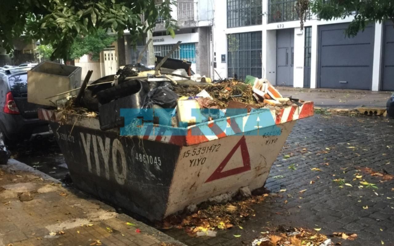 Vecinos piden la remoción de un container que con la lluvia de hoy se llenó de agua