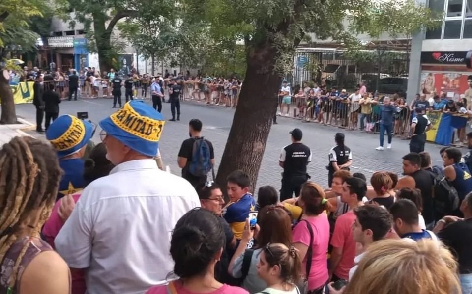 Pese a todo, los hinchas igual se juntaron para recibir a Boca en Mendoza