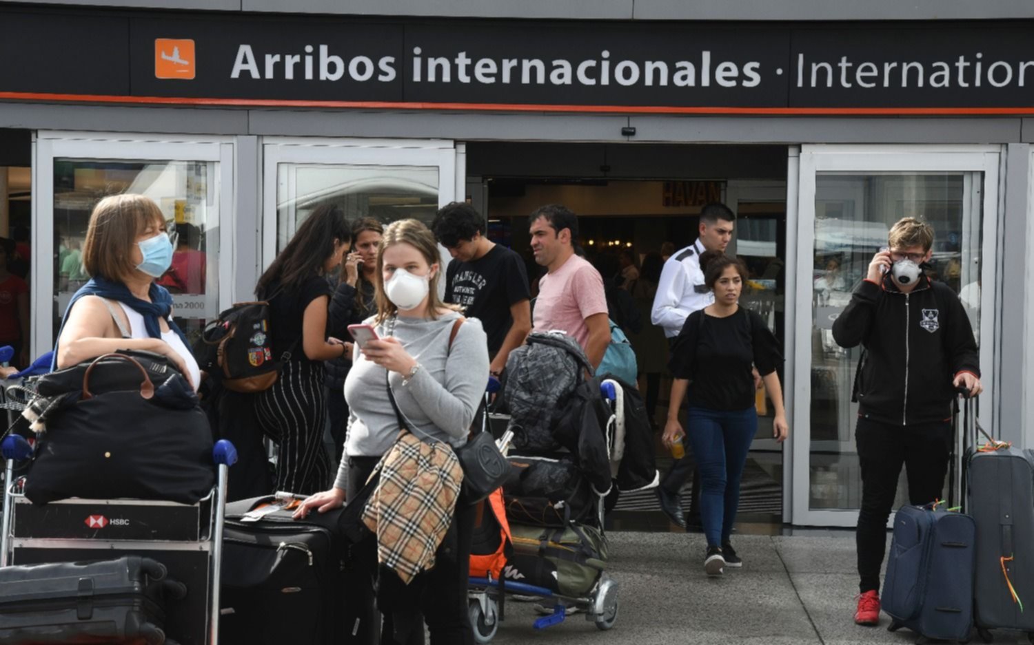 Confirman 11 nuevos casos de coronavirus en Argentina y prohíben por 30 días el ingreso de extranjeros