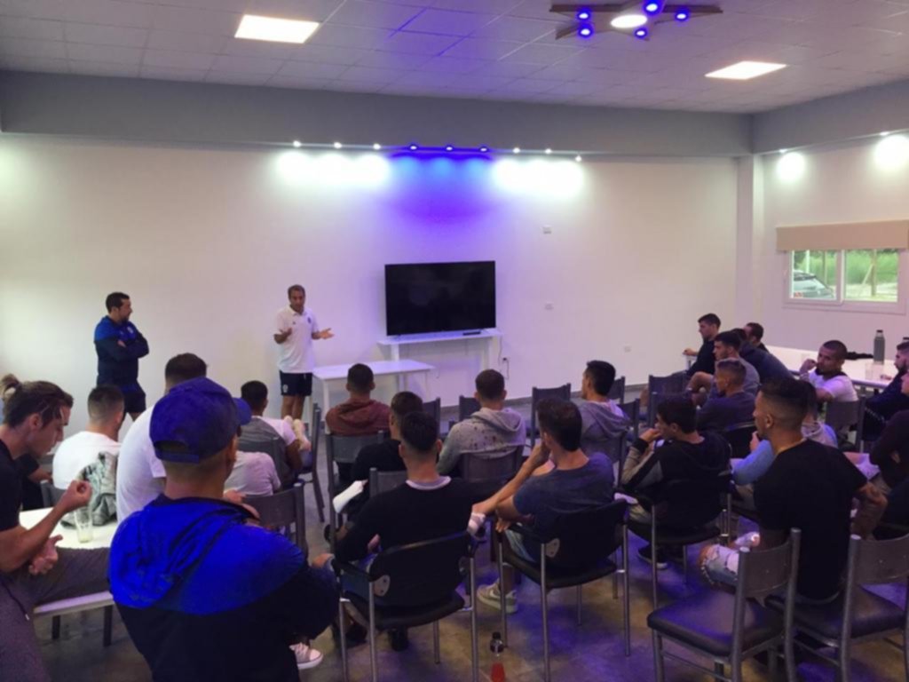 No hubo descanso para el grupo, que recibió una charla por el coronavirus