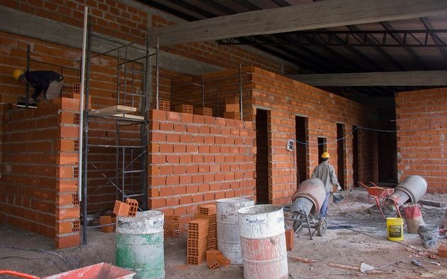 El dólar estable favorece la construcción mientras las operaciones de compraventa siguen en baja