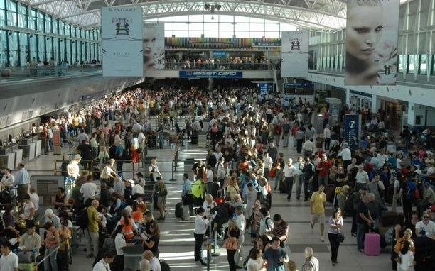 Envían a sus países de origen a pasajeros llegados de naciones declaradas de riesgo