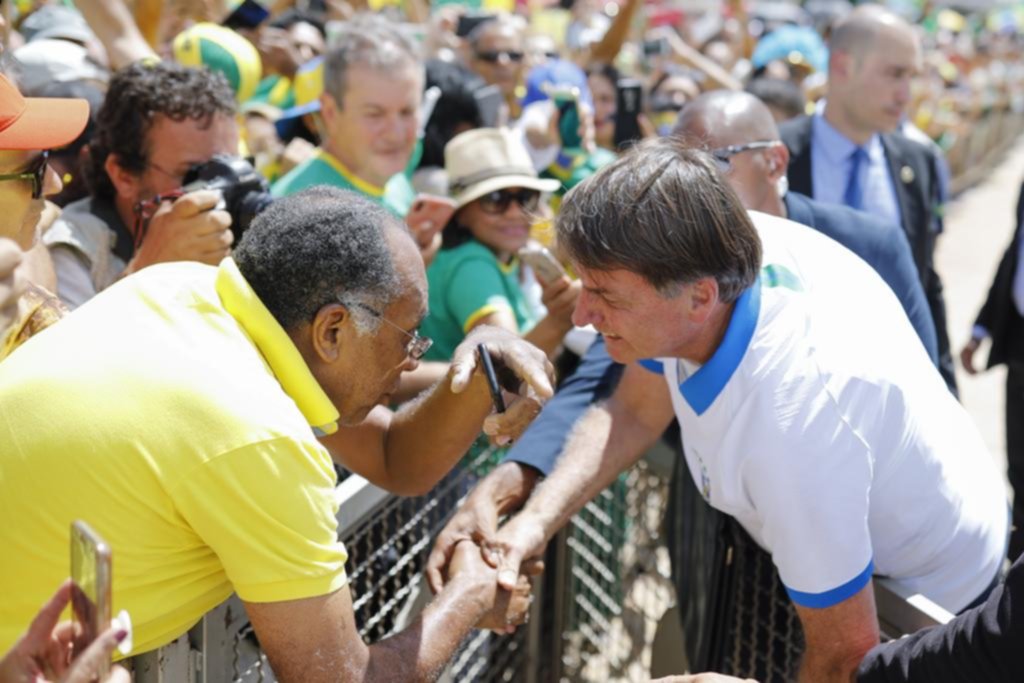 Bolsonaro estrecha la mano a sus simpatizantes en un acto pese a las restricciones