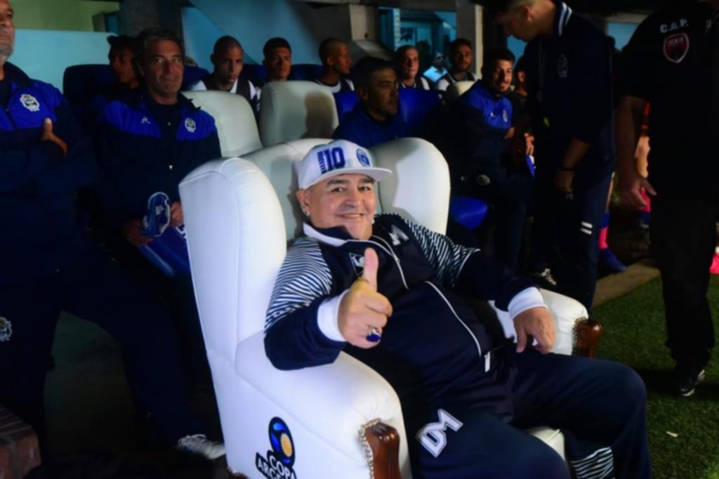 Maradona dictó una carta en pleno partido