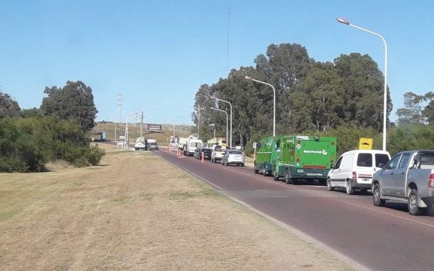 Cientos de vehículos ingresaron al balneario de Monte Hermoso pese al pedido de aislamiento