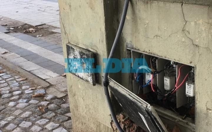 Cables sin protección en plaza Islas Malvinas