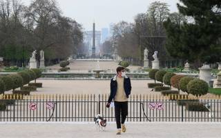 Francia en cuarentena y gobiernos buscan repatriar a miles de varados por el coronavirus