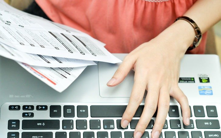 ¿Cómo realizar consultas, solicitudes o pagos sobre el servicio eléctrico desde el hogar?