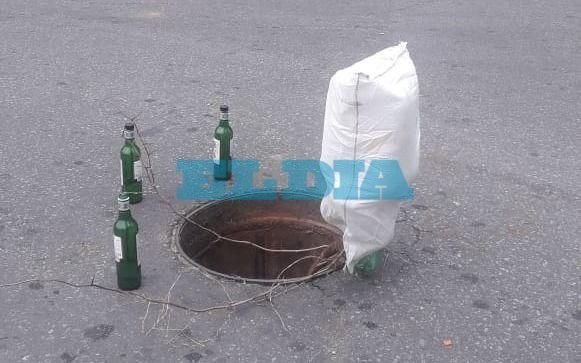 Boca de tormenta sin tapa en la esquina de 78 y 117