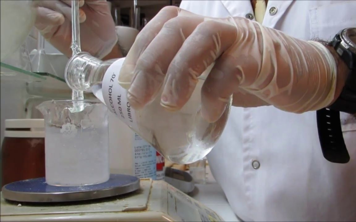 El Gobierno adelantó que se "fabrica alcohol en gel laboratorios de las Fuerzas Armadas"