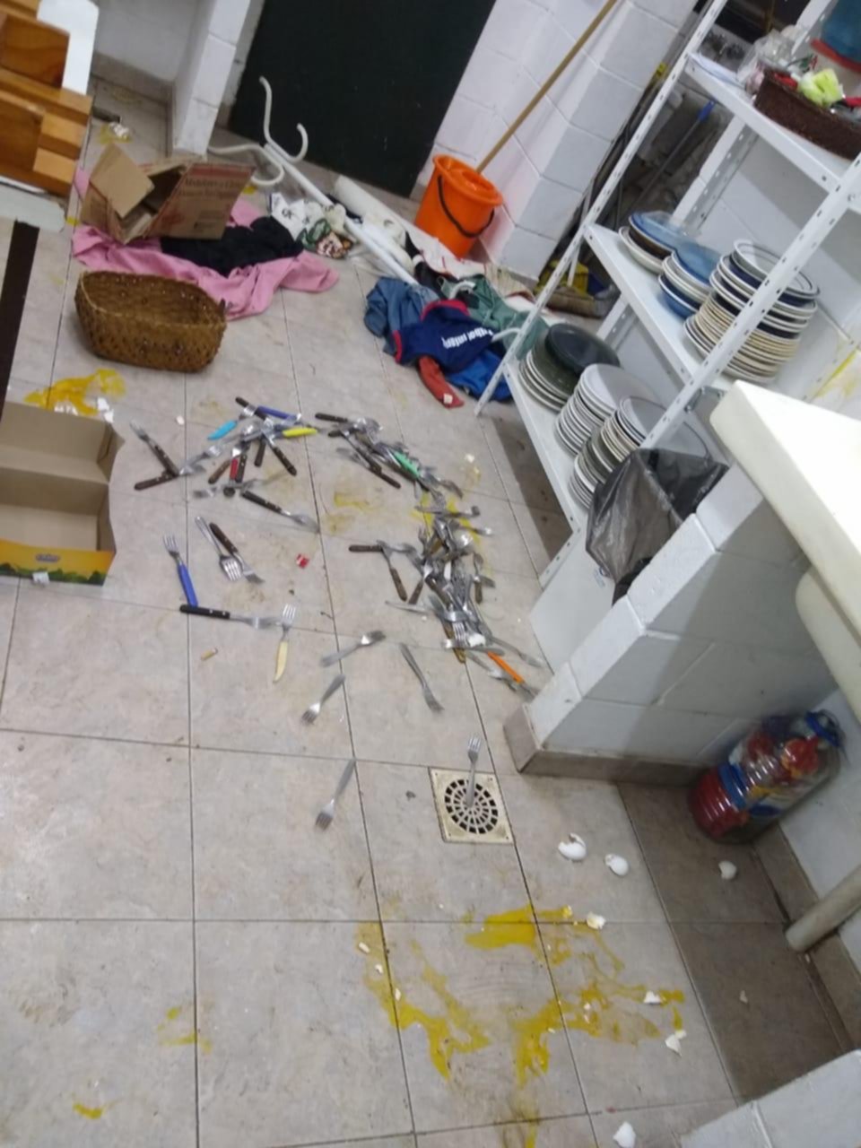 Causaron destrozos y ensuciaron pisos y paredes del comedor de una parroquia