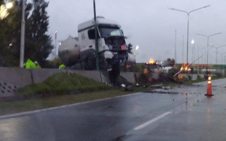 Un camión cargado de combustible se incrustó contra los canteros en la bajada de la Autopista