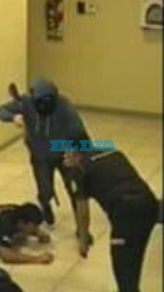 Desde adentro: las fotos de película del golpe comando al banco de 7 y 32