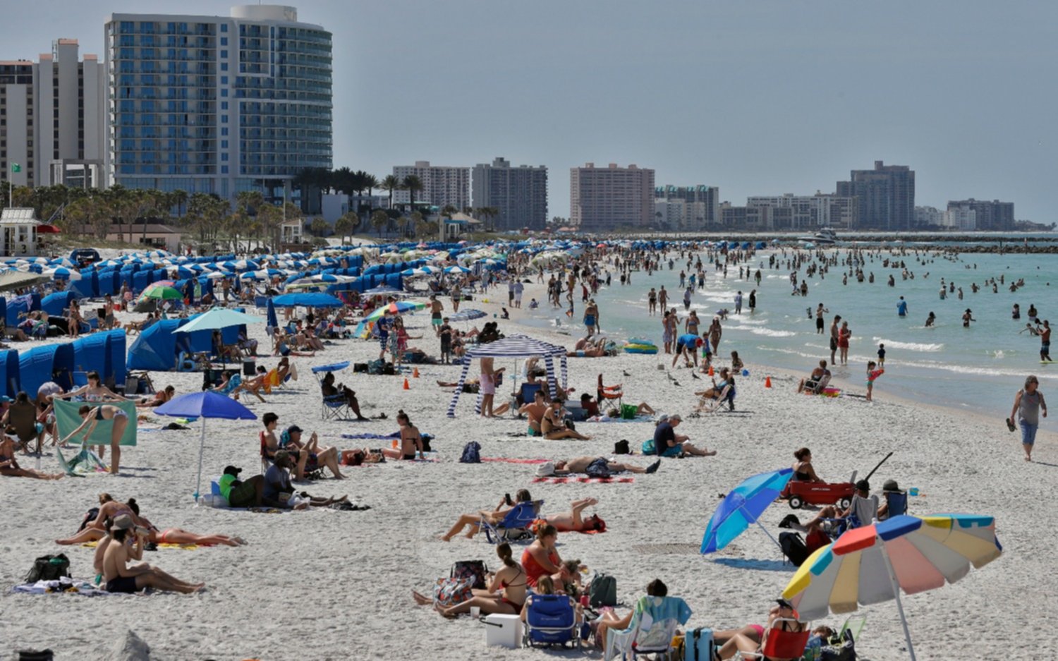 Las playas de Florida siguen repletas a pesar de las recomendaciones por el coronavirus