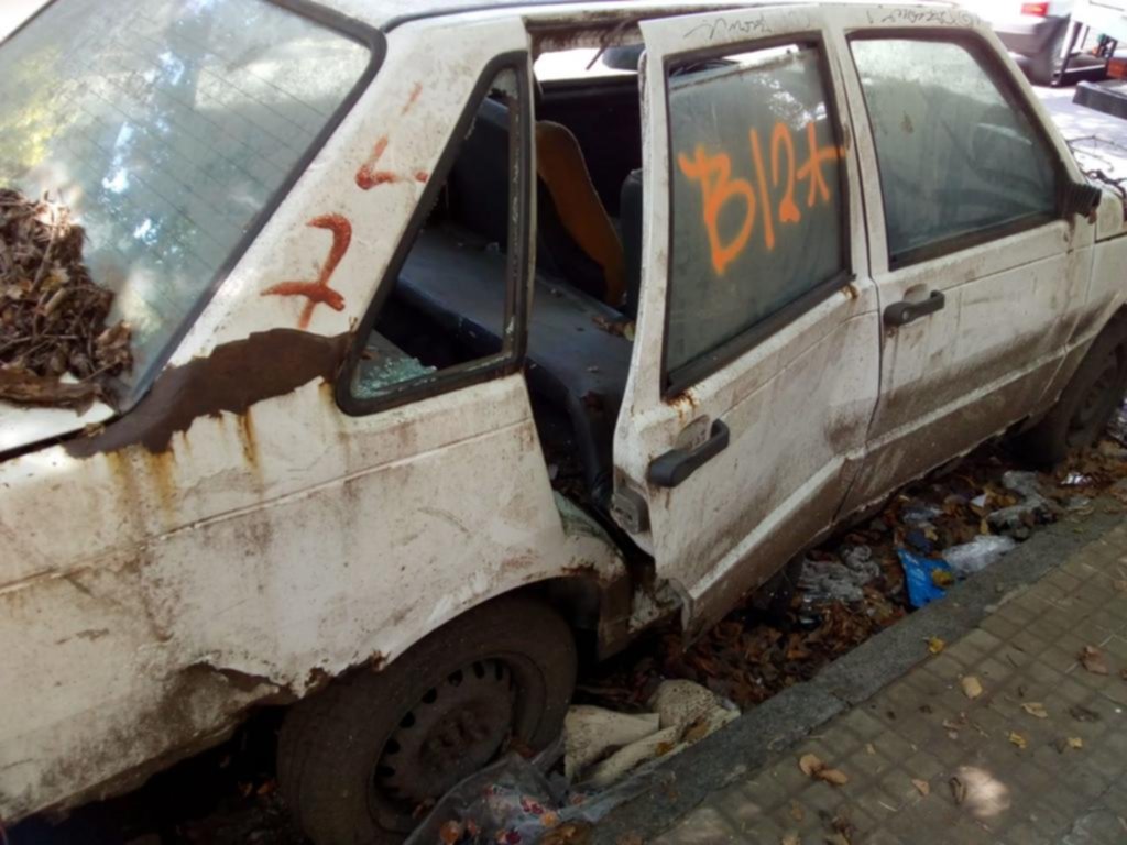En 5 y 59 están hartos de convivir con los autos abandonados