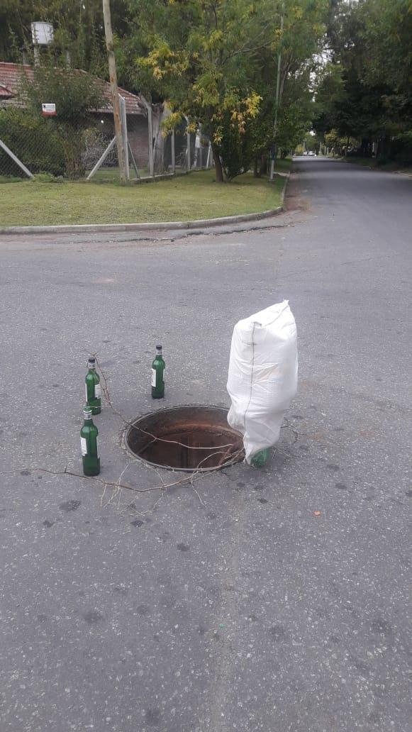 Boca de tormenta sin tapa en la esquina de 78 y 117