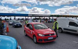 Demoraron a un conductor en la Autopista: tenía fiebre y había estado con italianos