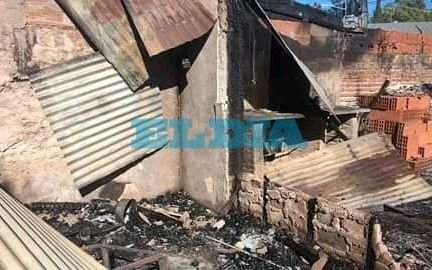 Voraz incendio destruyó un galpón de Olmos y alcanzó una camioneta
