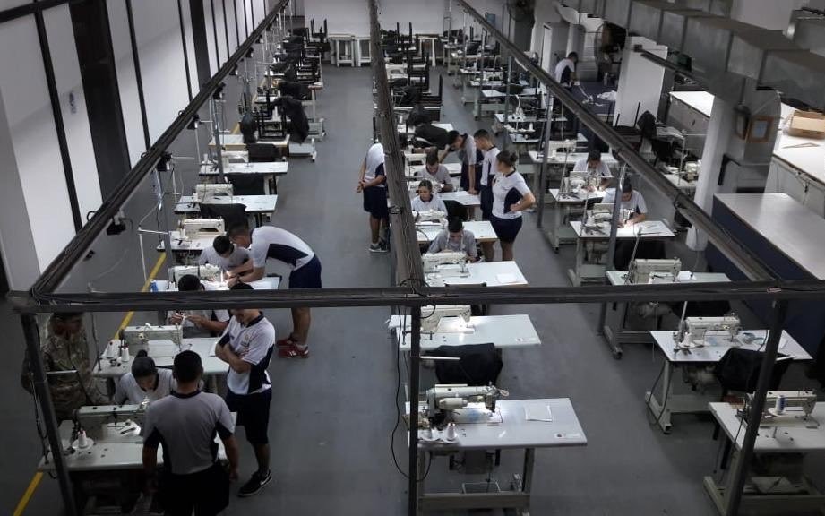 La Sastrería Militar del Ejército elabora barbijos, sábanas y camisolines descartables