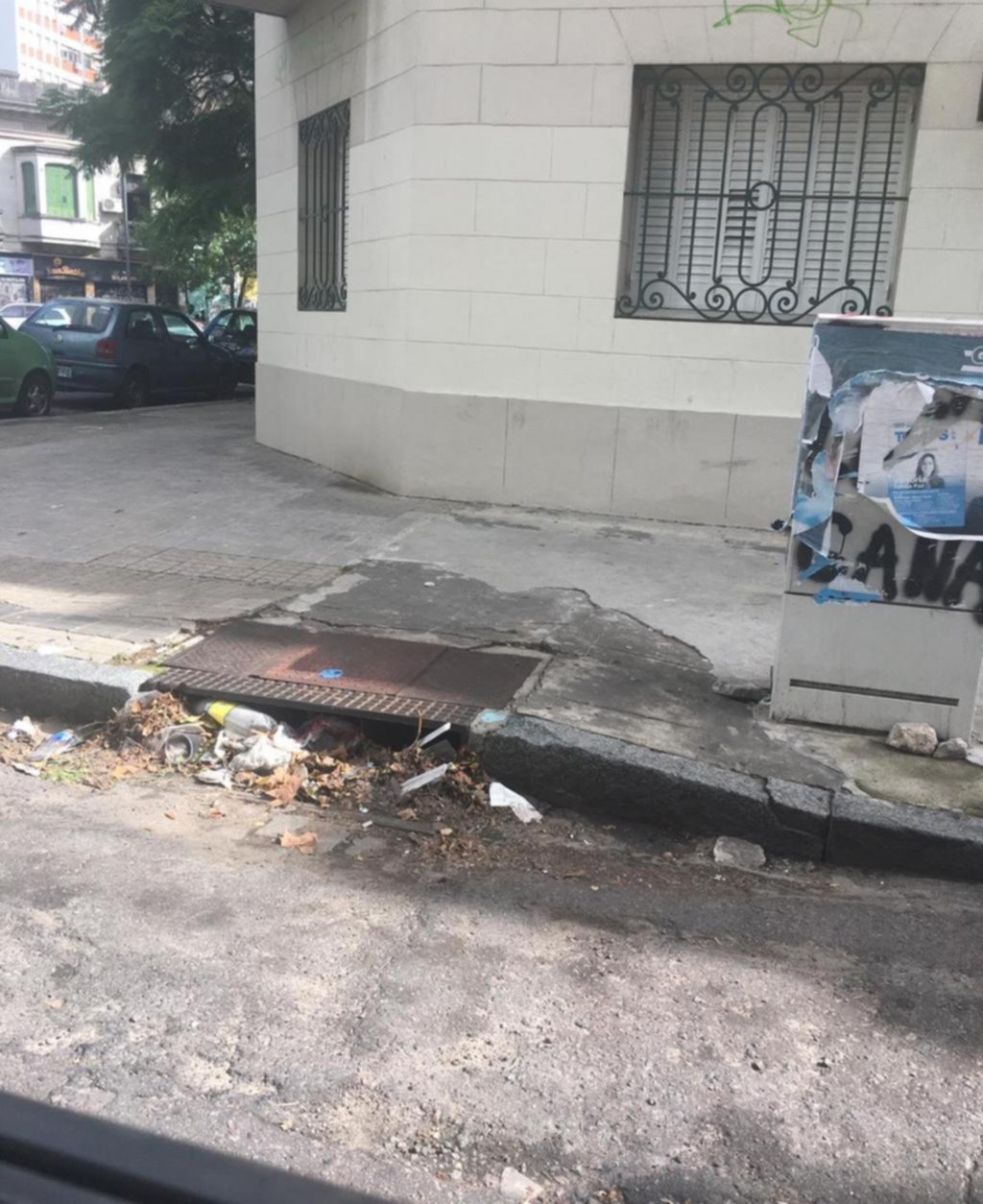 Desagües bloqueados por desechos en 5 y 55