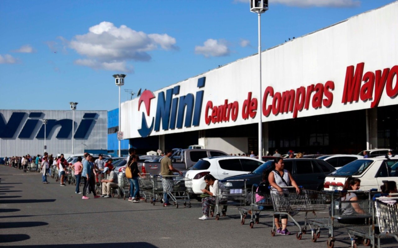 La cuarentena en La Plata arrancó con largas colas frente a los supermercados