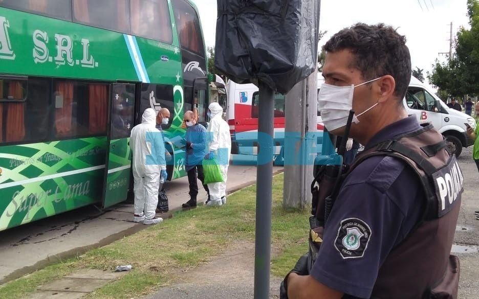 Inquietud de vecinos de una jubilada de Berisso que volvió en el micro desde Brasil y no estaría haciendo cuarentena