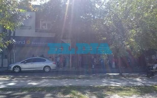 Los bancos no atienden, pero abuelos platenses hacen la cola igual en 13 y 58