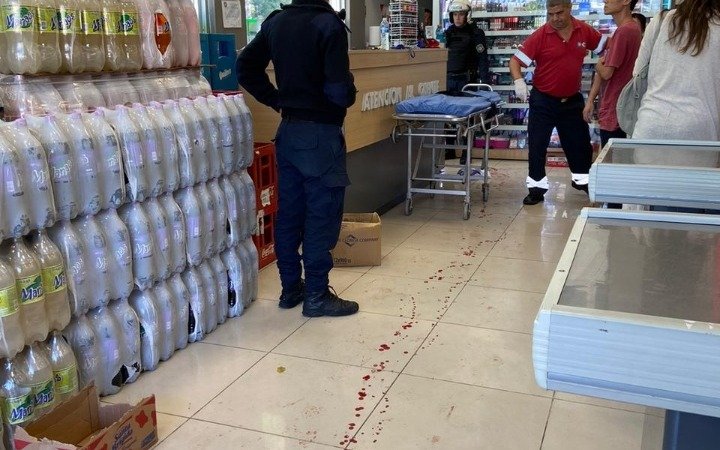 Irrumpió a tiros a un supermercado chino: hirió a su dueño y a un custodio