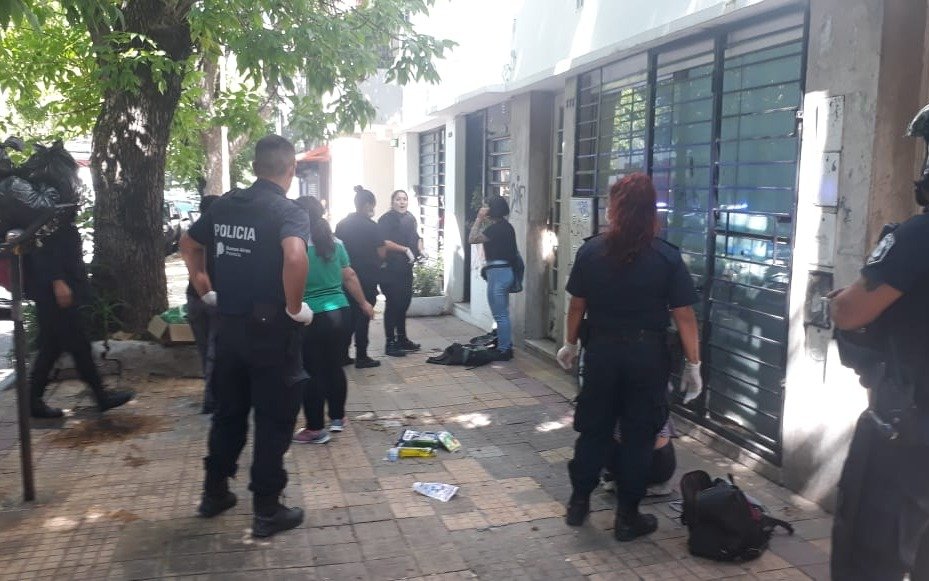 Dos ciudadanas chilenas golpearon y robaron a la cajera de un supermercado en Plaza Italia
