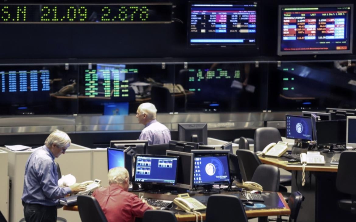 La Bolsa repuntó y el riesgo país tomó un respiro en el primer día de cuarentena