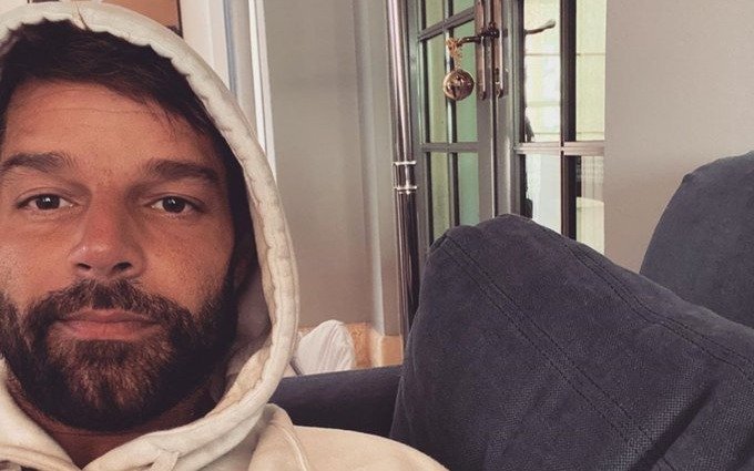 Ricky Martin redobla su lucha contra la pandemia y culpa a los indiferentes