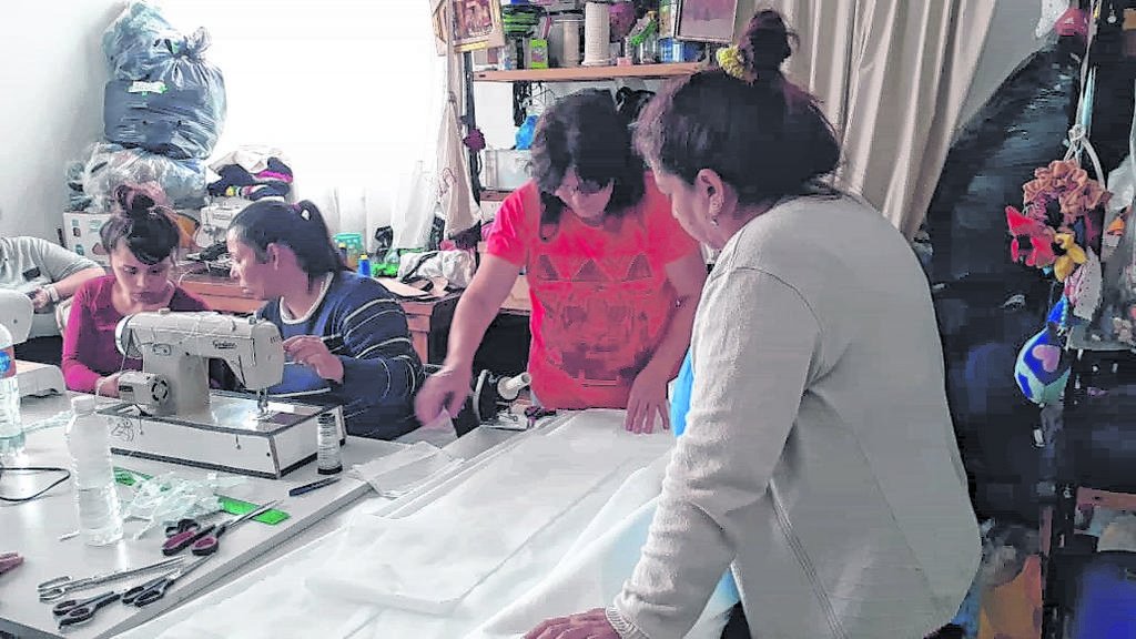 En los talleres textiles de los penales empezaron a fabricarse los barbijos